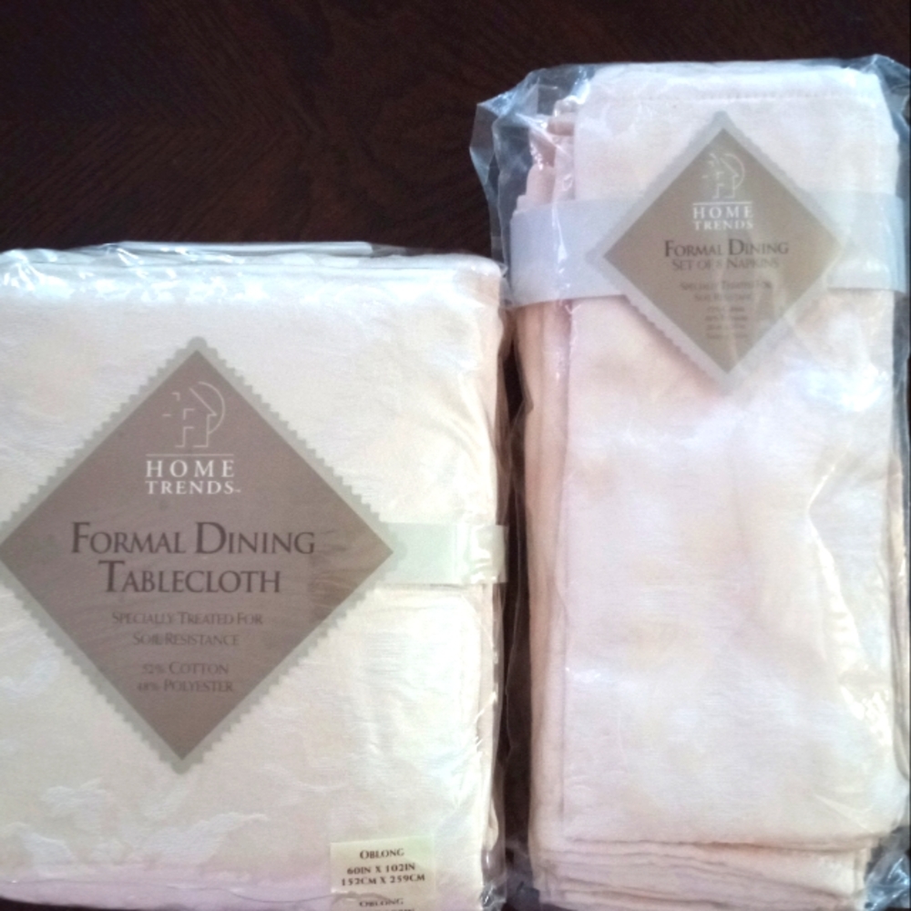 Damask,tablecloth. matching dining napkins, Brand new